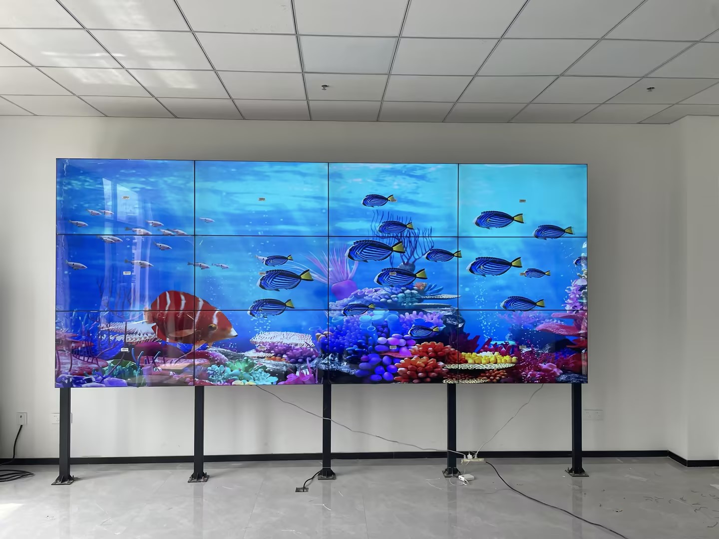 55寸3*4拼接屏落地支架安裝完成！